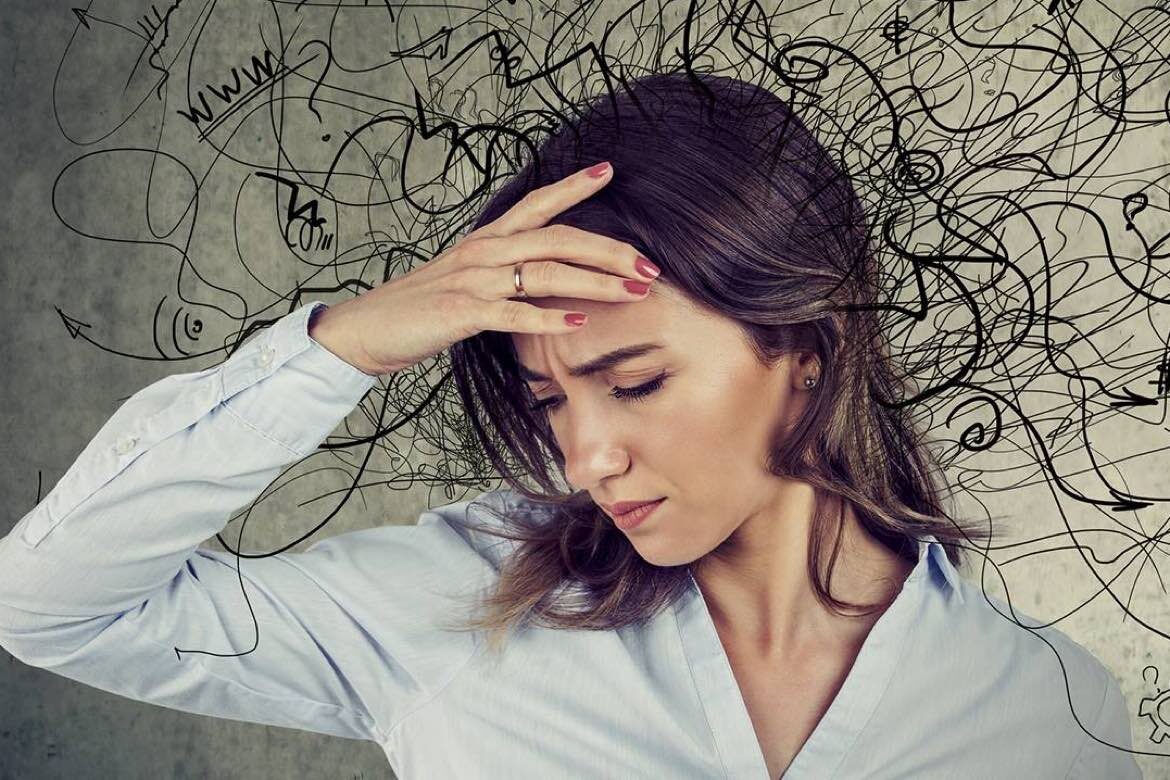 mujer con ansiedad y estrés