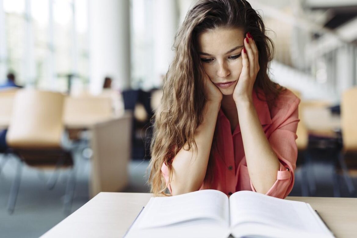 mujer estudiando logrando concentración