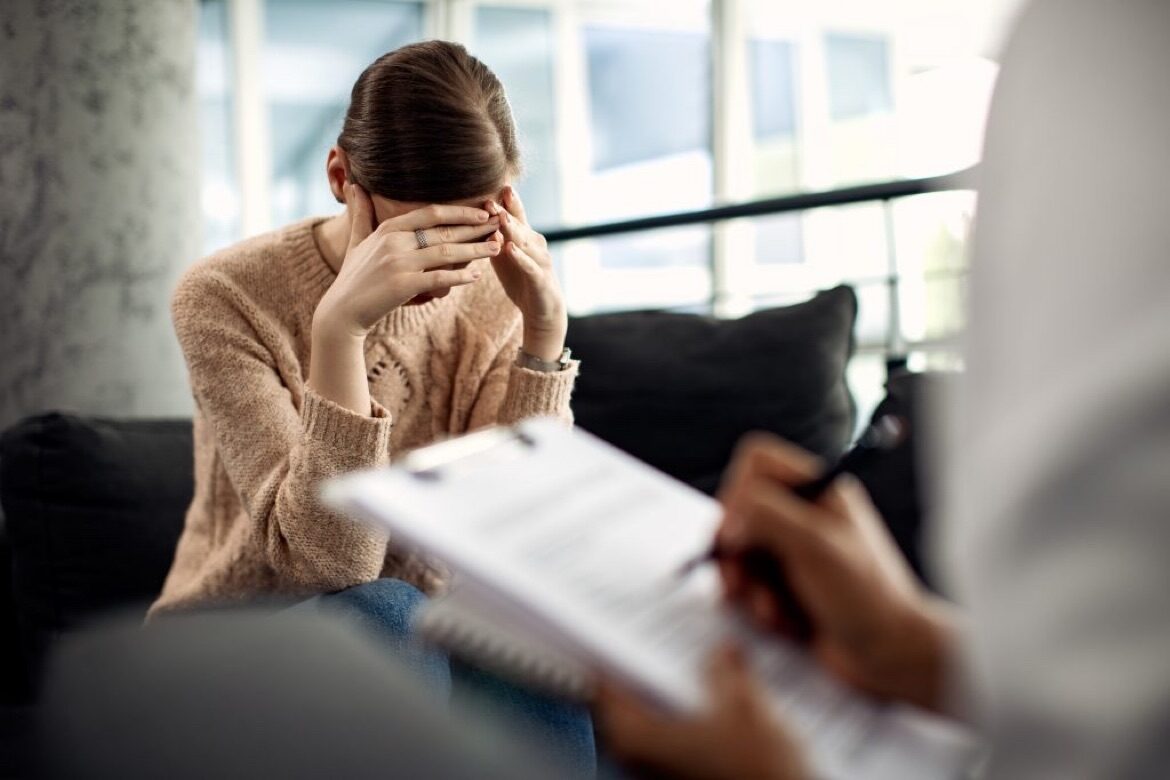 mujer con depresión en una sesión de hipnosis