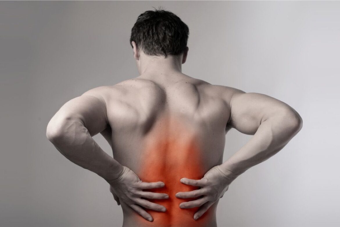 Hombre con dolor crónico de lumbalgia
