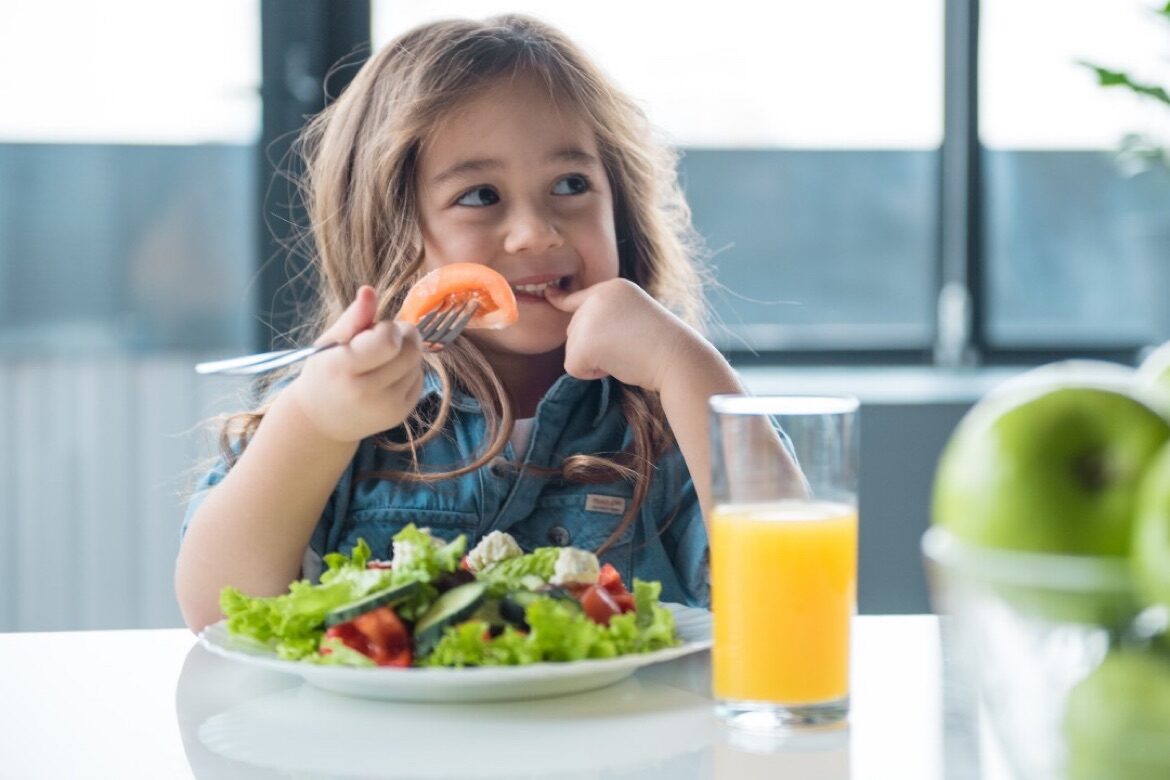 niña comiendo ensalada y que logró una modificación de hábitos