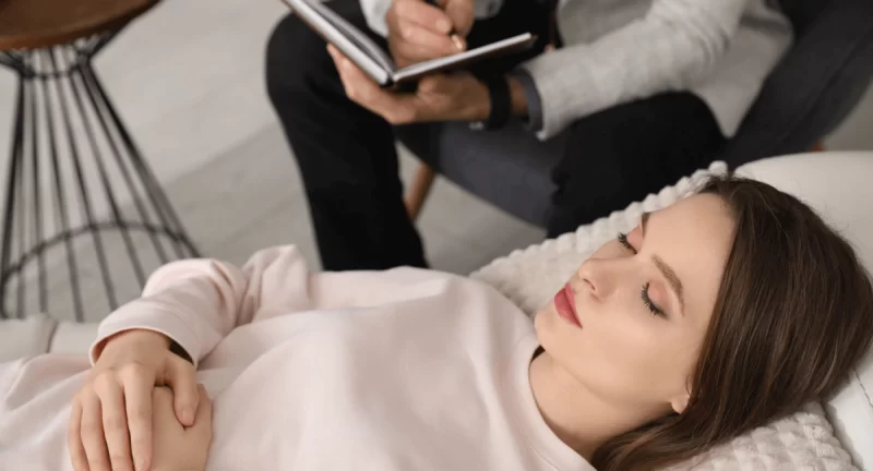 Explorando la Hipnosis como Terapia Breve – Eficiencia Transformadora